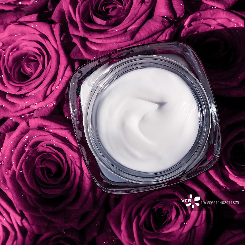 粉色玫瑰花上的面霜润肤霜，奢华护肤品图片素材