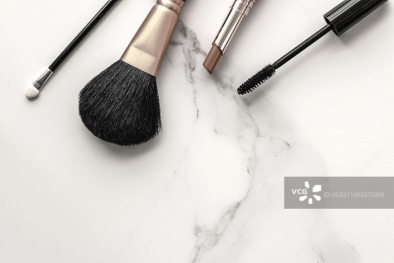 白色桌子上的化妆刷俯视图图片素材