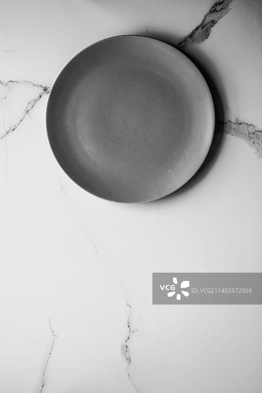 俯视拍摄：桌上的空碗图片素材