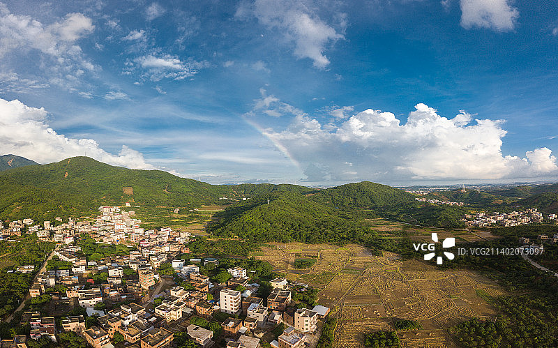 广东省茂名高州市浮山岭风景区日出日落蓝天白云彩虹风车图片素材