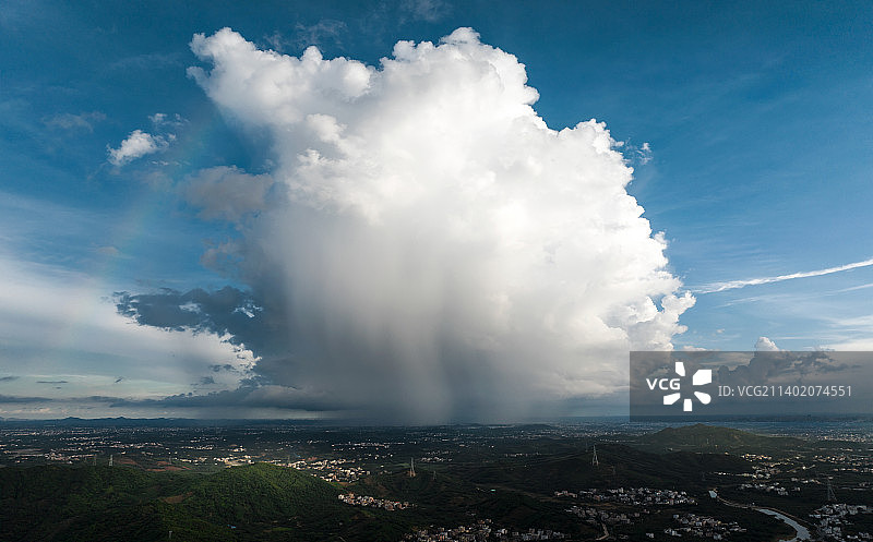 超大单体积雨云+彩虹图片素材