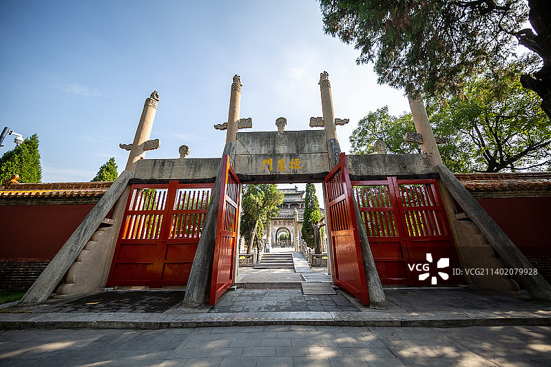 山东济宁曲阜孔庙：棂星门（石柱铁梁）图片素材