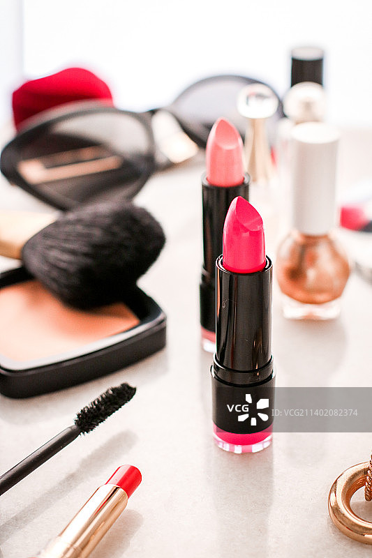 梳妆台上的奢华化妆品图片素材