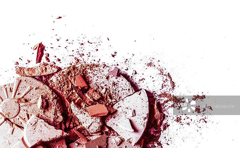 白色背景上的碎眼影和粉末图片素材