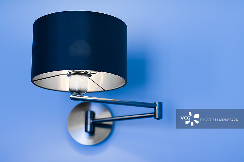 房间里的银色灯，优雅的现代家居装饰照明图片素材