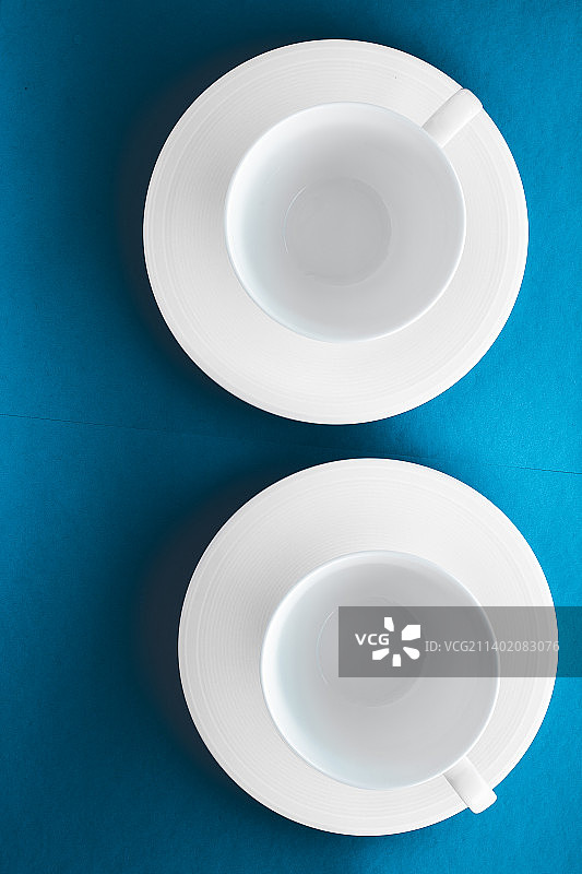 白色餐具，空杯，蓝色平铺背景图片素材
