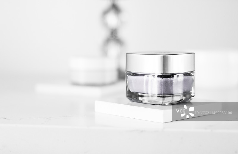 针对敏感肌肤的奢华水疗美容面霜图片素材