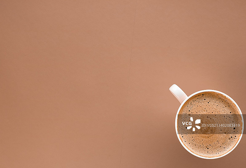米色背景上的早餐热咖啡图片素材