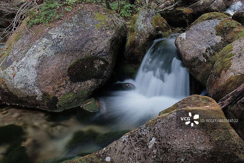 森林中瀑布的风景图片素材