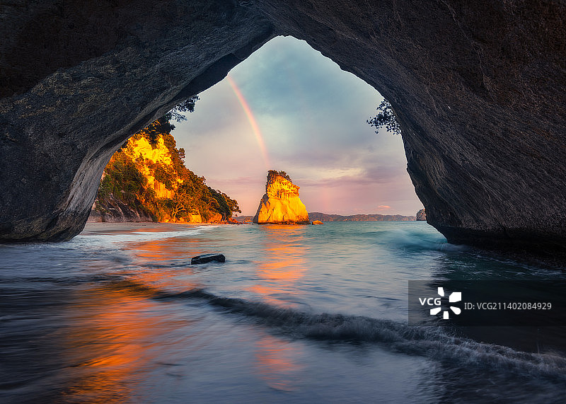 新西兰怀卡托透过洞穴看海的景色图片素材