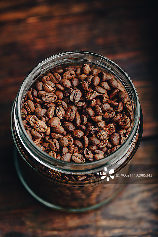 装满烘焙咖啡豆的罐子图片素材