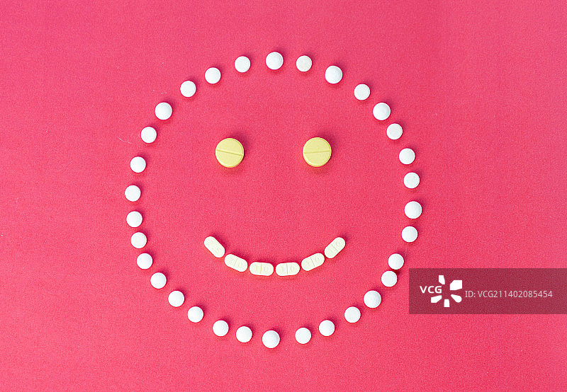 红色背景上的药丸排列笑脸图标，泰国图片素材