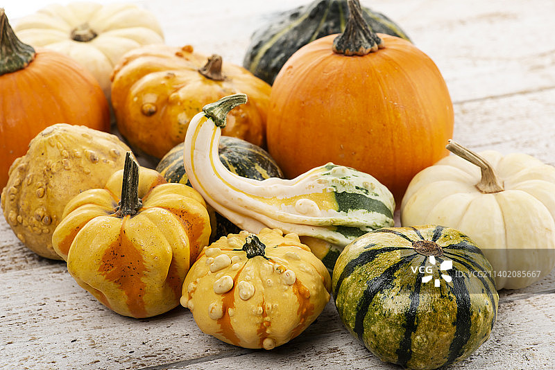 桌子上南瓜的高角度视图图片素材