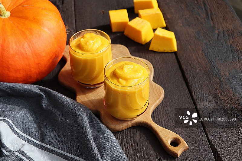 木质背景南瓜香料冰沙（俯视，留白）图片素材