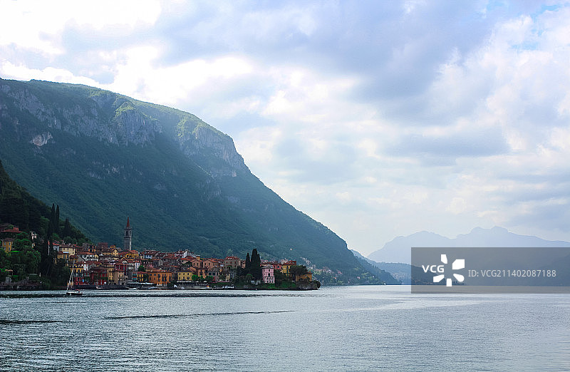 从渡轮上看瓦伦纳，背景是山脉，意大利莱科瓦伦纳图片素材
