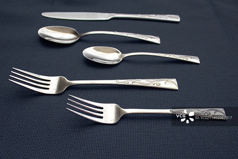 餐桌上的勺子和叉子图片素材