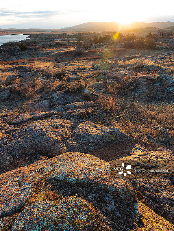 美国俄克拉荷马州威奇托山日落时分天空下的景观鸟瞰图片素材