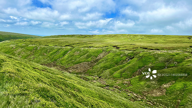 查尔斯沃思白云下的绿色山谷，英国图片素材