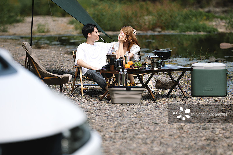 户外露营的情侣在聊天图片素材