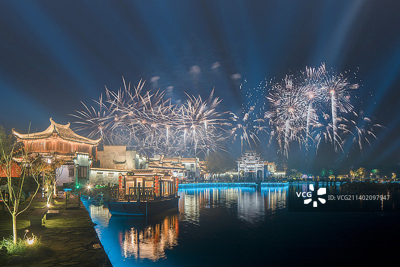 安徽省黄山市黟县西递宏村景区夜景烟花灯光秀图片素材