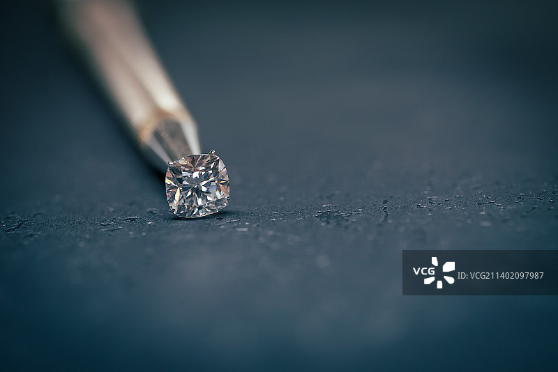 桌上的钻戒特写图片素材