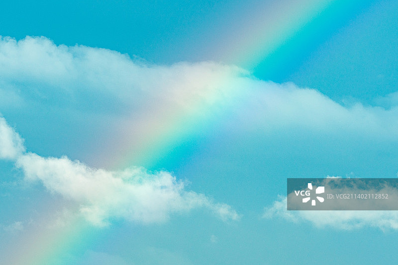 中国台湾台北市中心的天际线，阳光灿烂，顶部有一个巨大的彩虹图片素材