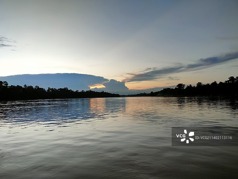 日落时分印度尼西亚占碑的湖泊景色图片素材