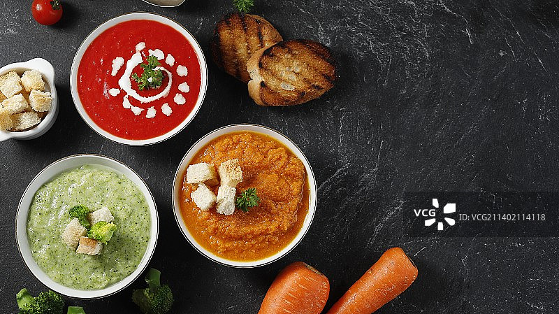 三种蔬菜汤：胡萝卜、番茄、西兰花奶油粥，健康饮食概念图片素材