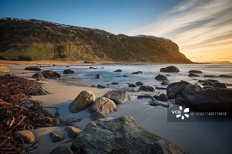 挪威奥尔内斯日落时分的海景图片素材