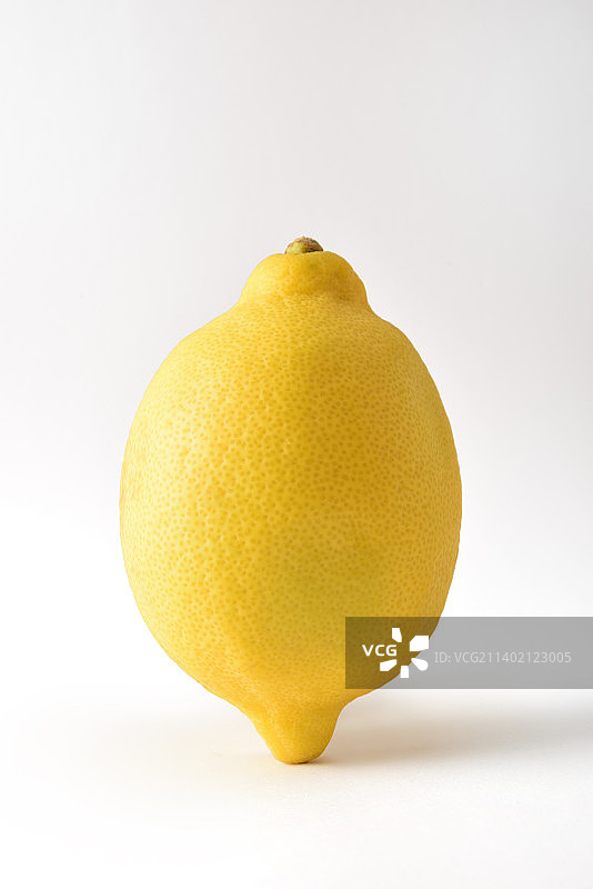 白色背景下的柠檬特写图片素材