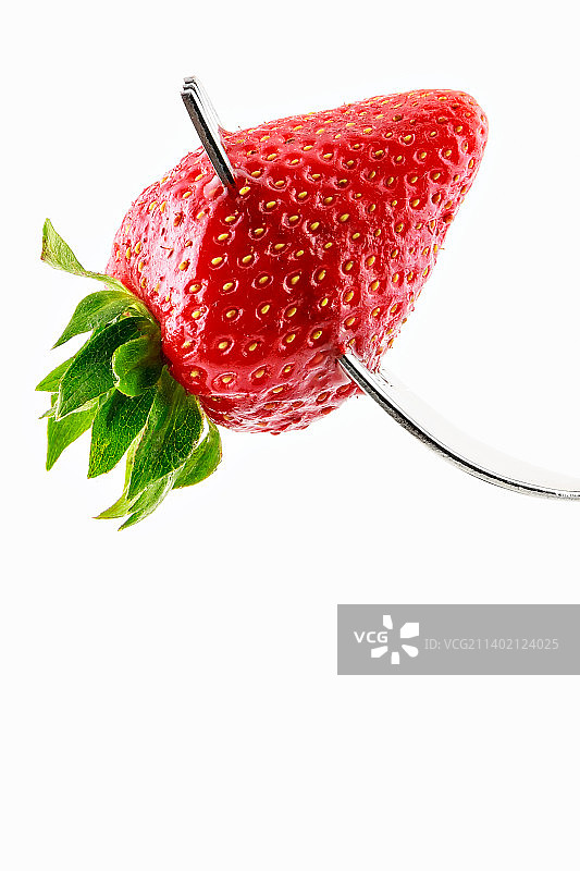 白色背景上的草莓特写，西班牙巴塞罗那图片素材