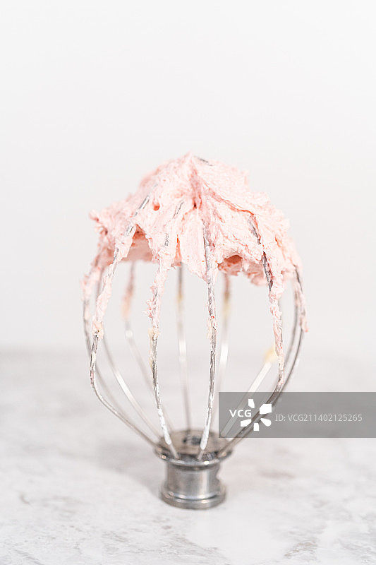 白色背景下桌上碗里的冰淇淋特写图片素材