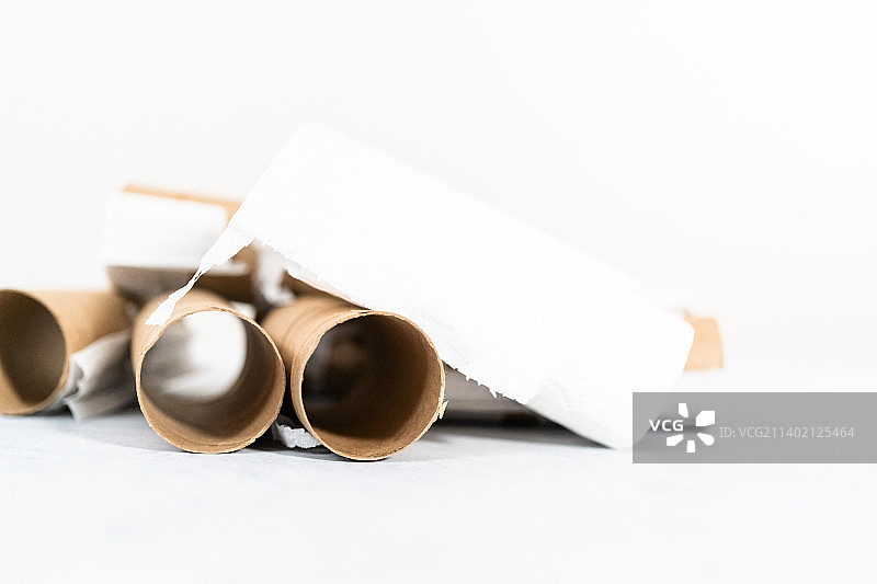 白色背景上的纸张特写图片素材