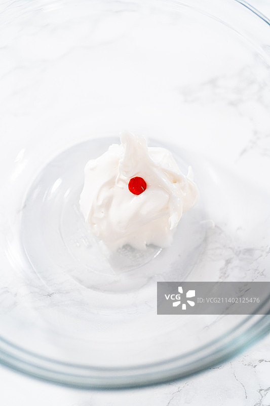 牛奶在碗中飞溅的特写图片素材