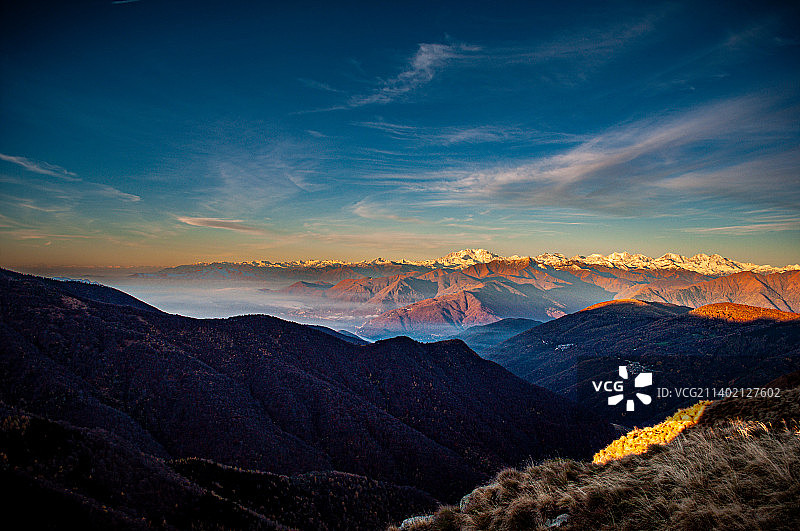瑞士梅尔戈西亚日落时分的山景图片素材