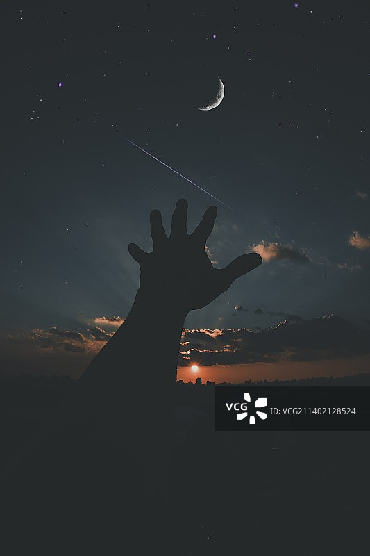 日落时分，手势剪影映衬天空图片素材