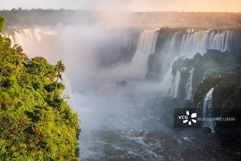 伊瓜苏瀑布壮丽景色（巴西视角，南美洲）图片素材