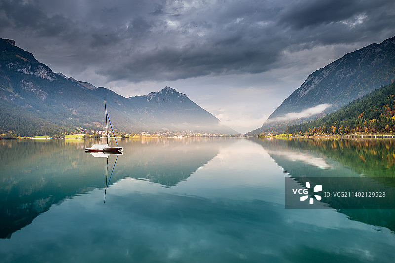 蒂罗尔阿尔卑斯山因斯布鲁克附近阿兴湖的帆船，宁静的黎明图片素材