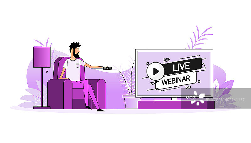 男人坐在沙发上换频道图片素材