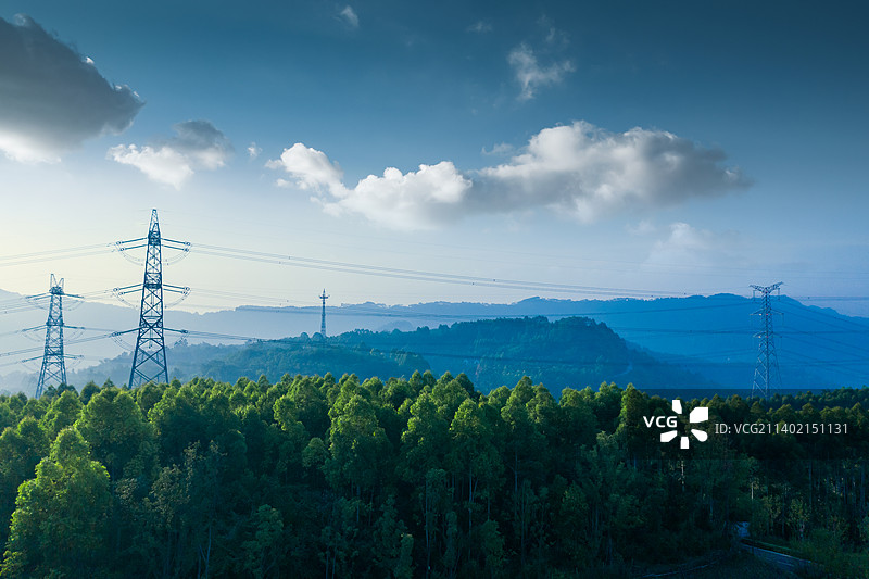 户外山脉风光与输电塔图片素材