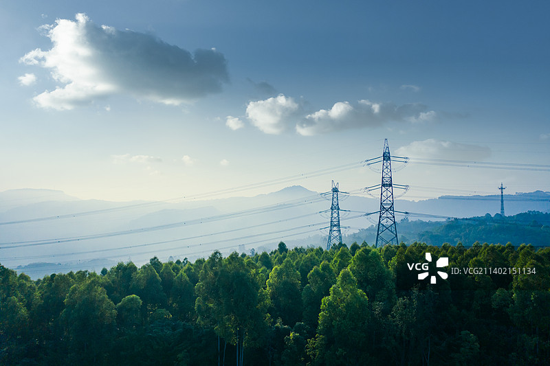 户外山脉风光与输电塔图片素材