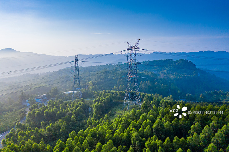 户外山脉风光与输电塔图片素材