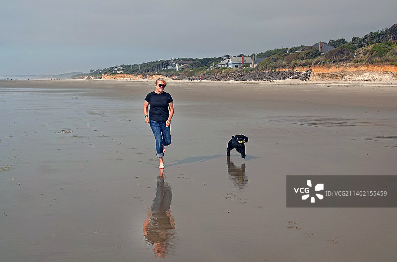 女人和小狗奔跑图片素材