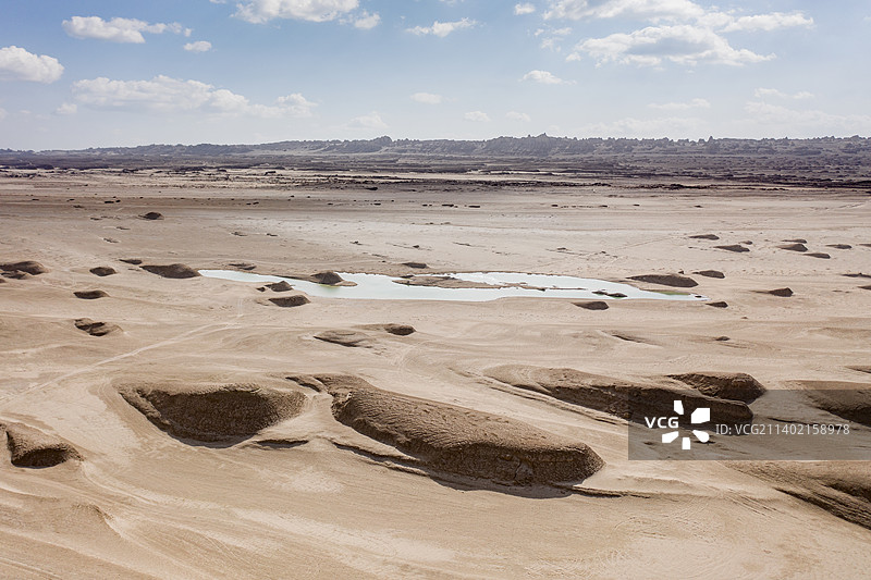 中国青海省俄博梁雅丹与盐湖图片素材