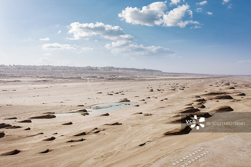 中国青海省俄博梁雅丹与盐湖图片素材