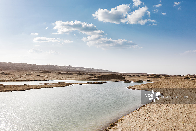 中国青海省俄博梁雅丹与盐湖图片素材