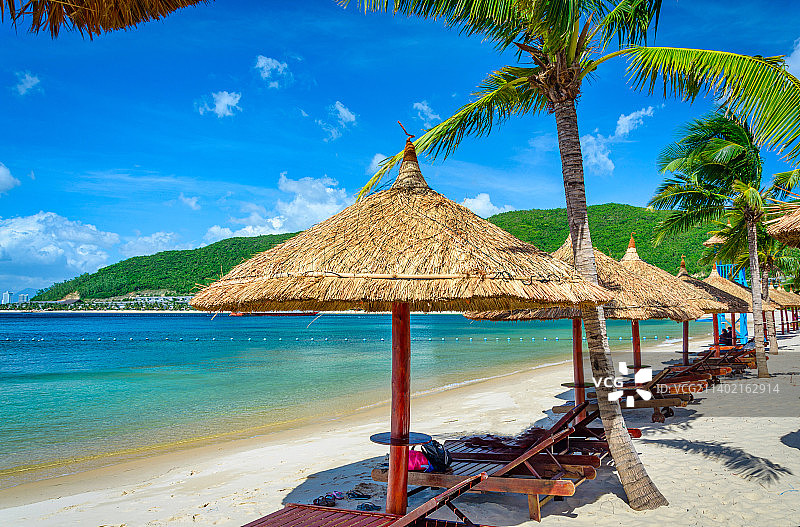 越南芽庄珍珠岛海边沙滩草屋自然风光图片素材