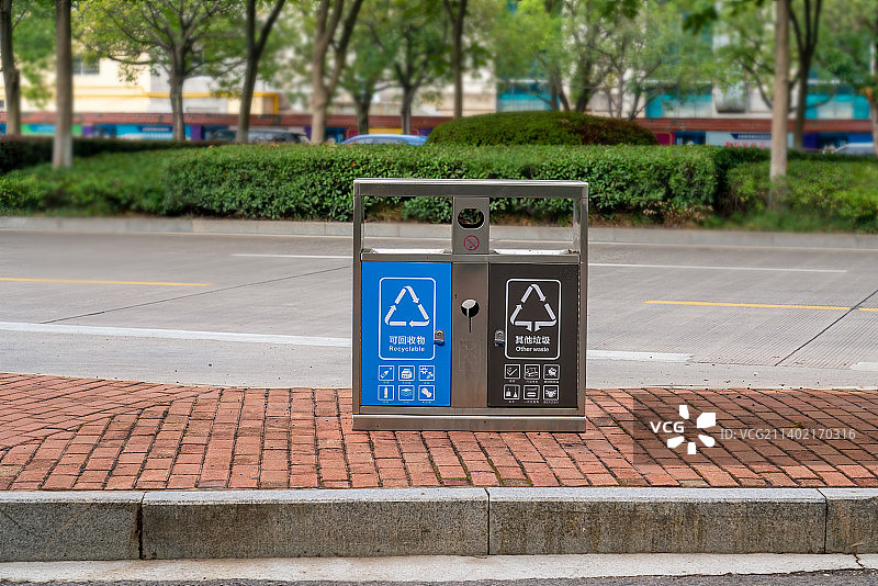 城市街头路边的垃圾桶图片素材