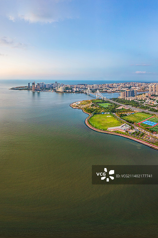 中国海南省海口市龙华区万绿园国贸CBD和海甸河海甸岛世纪大桥 海口湾秀英港图片素材