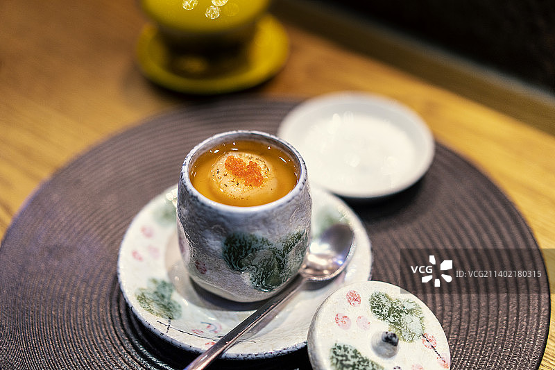 餐桌上的日式料理茶碗蒸图片素材